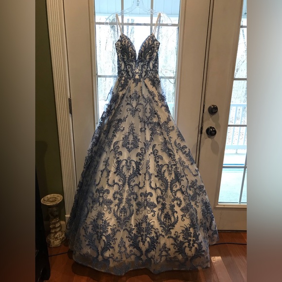Enchanted Cinderella Style Gown/Prom Dress - Picture 3 of 10